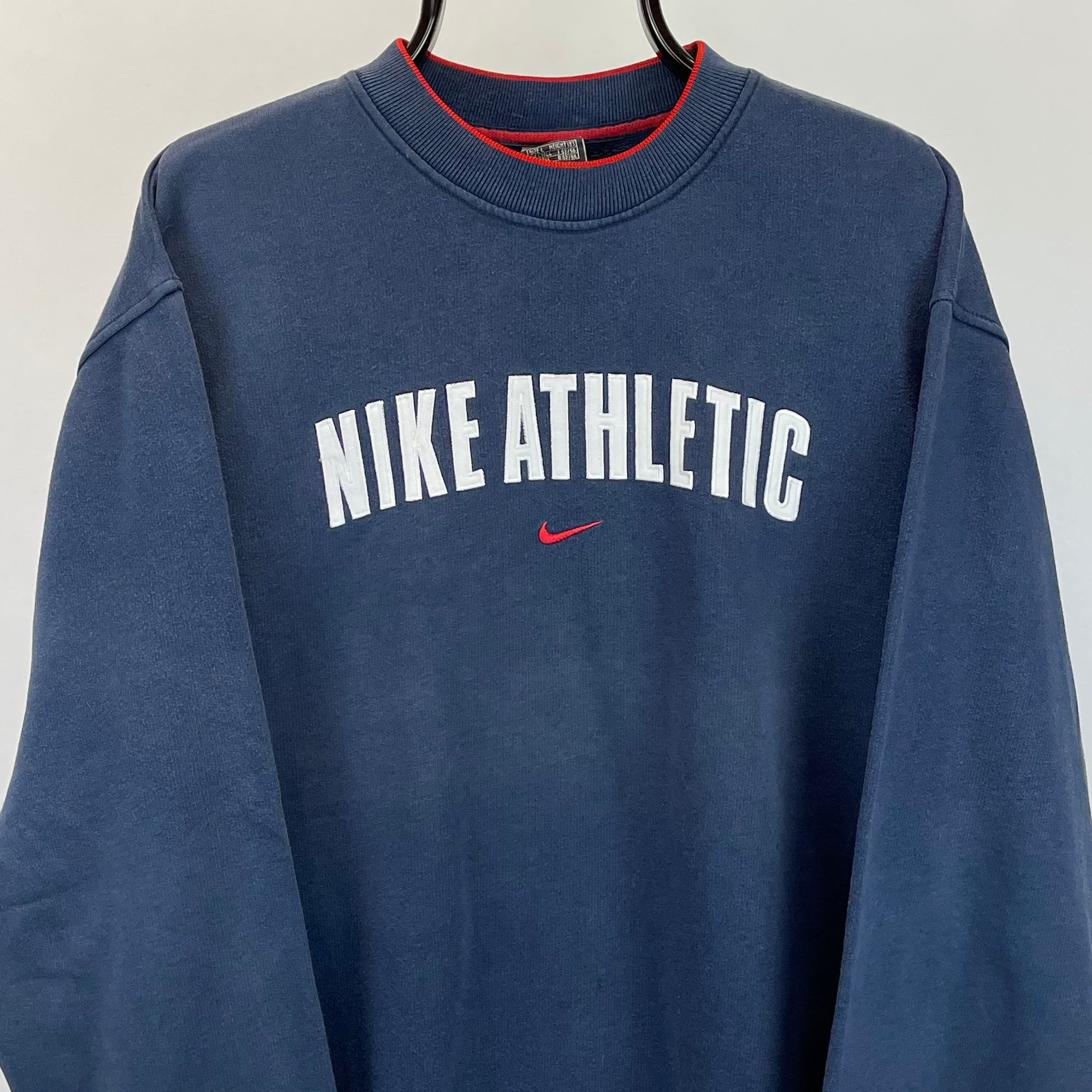 VINTAGE NIKE ATHLETIC SPELLOUT SWEATSHIRT IN NAVY & RED - MEN’S LARGE/WOMEN’S XL