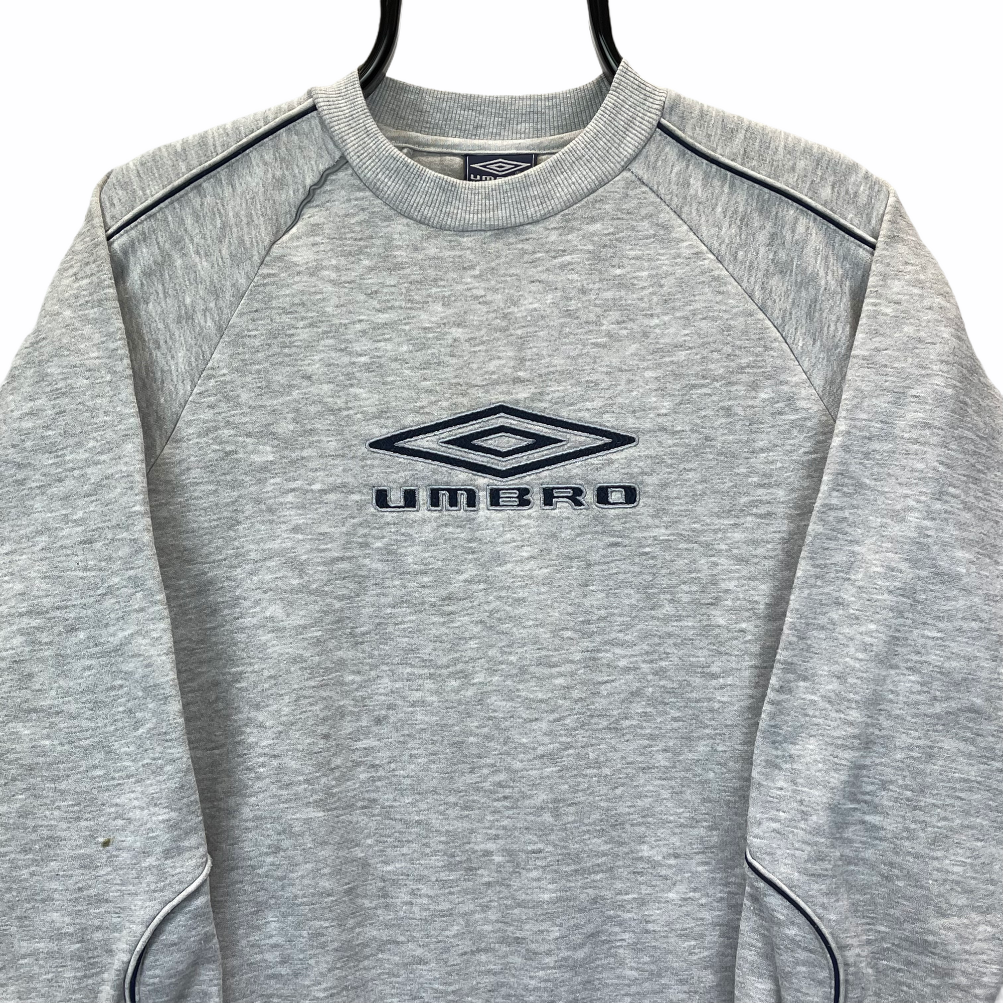 VINTAGE UMBRO SPELLOUT SWEATSHIRT IN GREY - MEN'S SMALL/WOMEN'S MEDIUM